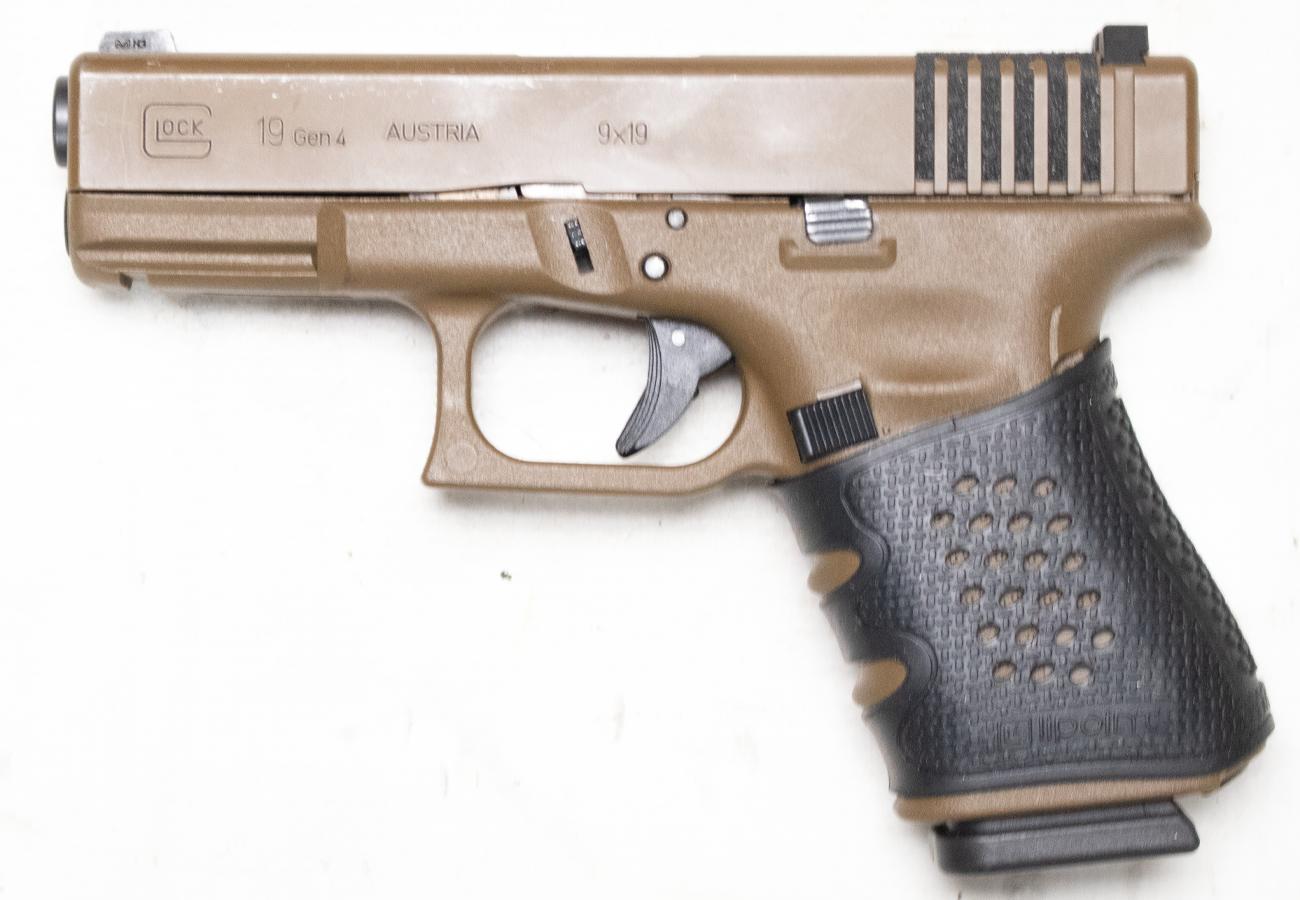 GLOCK 19 Gen4 9mm Police Trade-In Semi-Auto Pistol in FDE